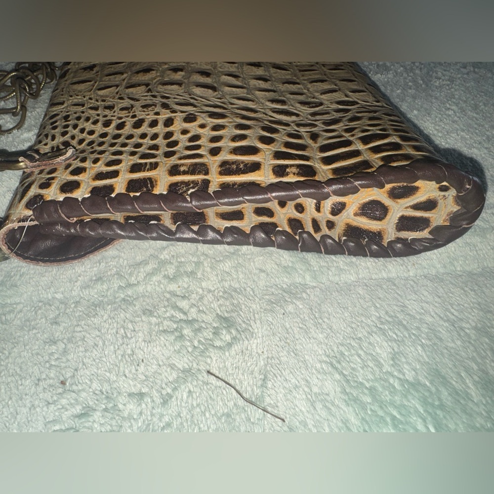 Elegant Crocodile Patterned Tan Handbag - Picture 10 of 11